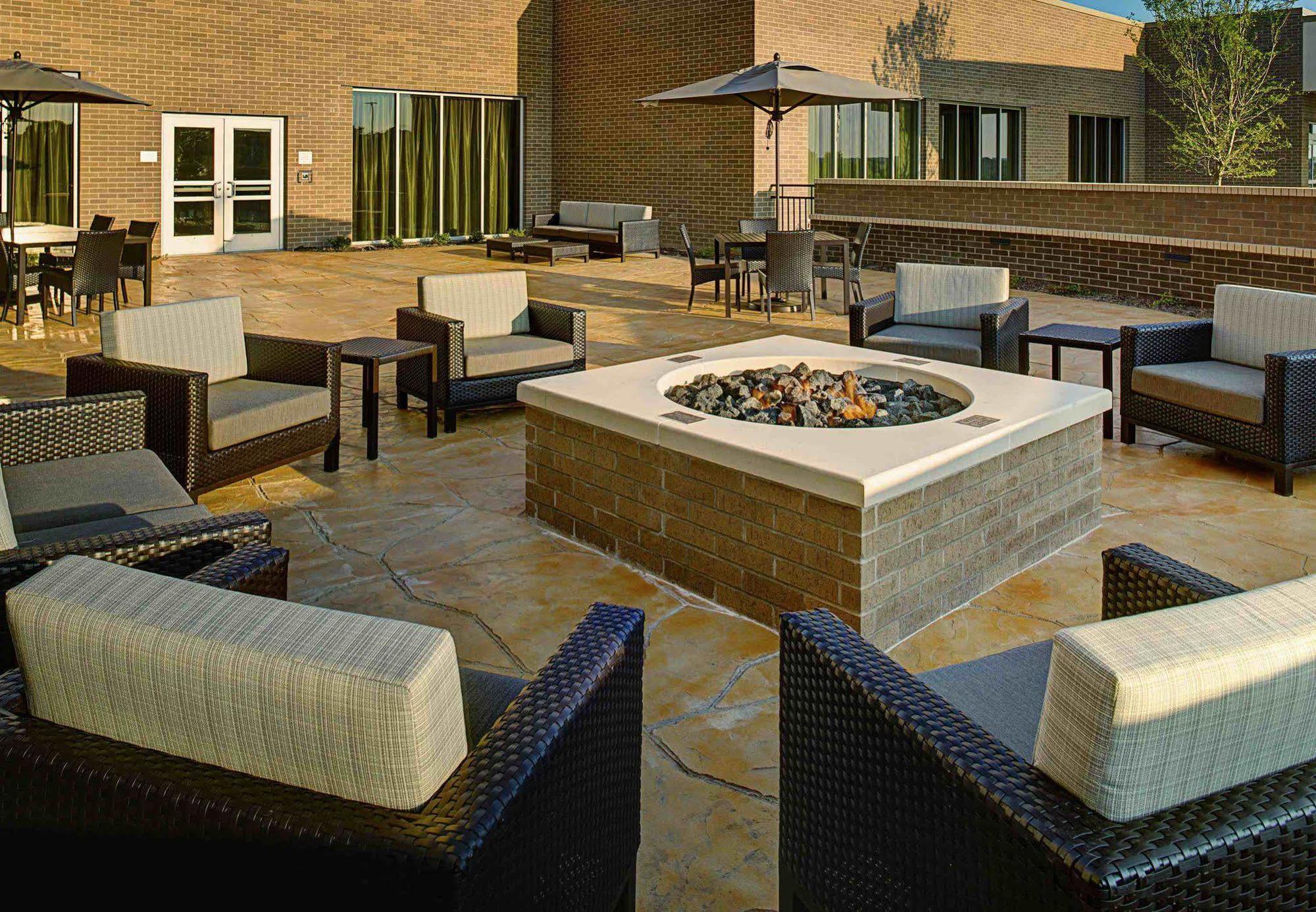 Courtyard By Marriott Dallas Carrollton And Carrollton Conference Center Exterior photo
